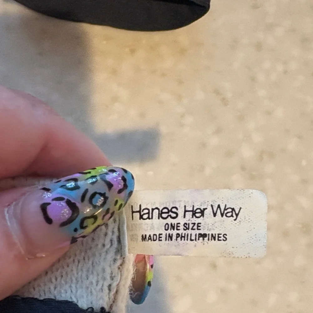 Hanes Dark Gloves with Navy Stripes do not purchase!